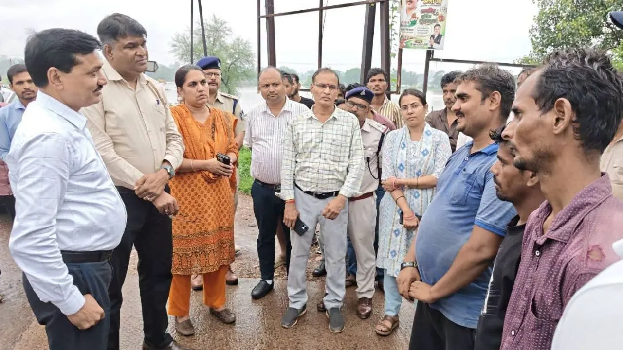 mauganj heavy rain sdrf rescued three laborers stranded near Ashtabhuji Temple