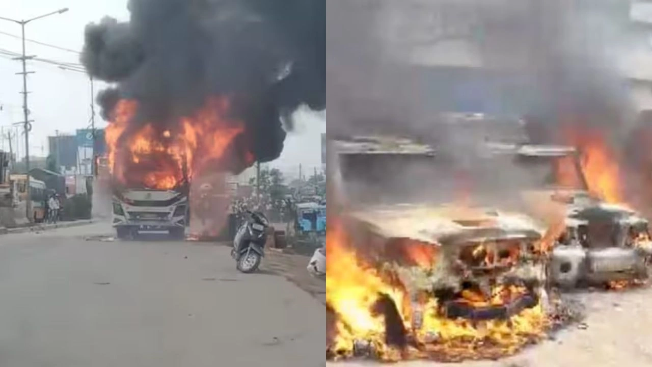 गाड़‍ियों में लगाई आग