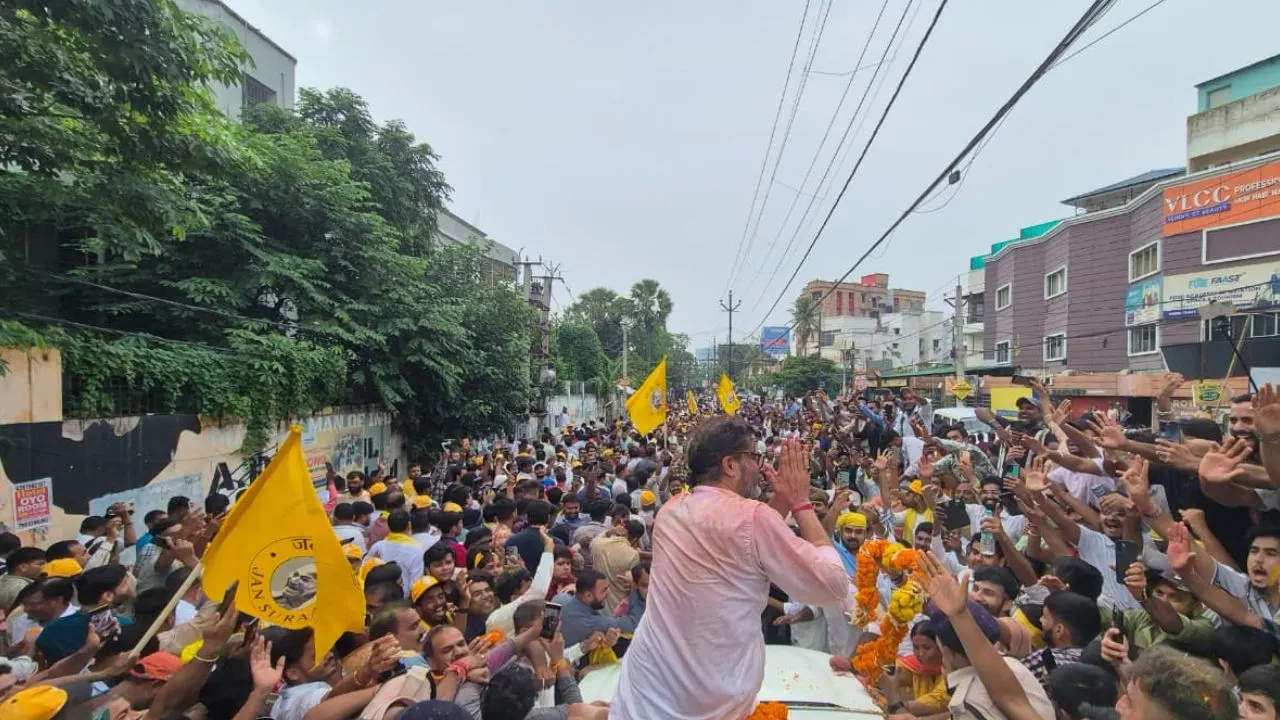 जीत के बाद जनता का अभ‍िवादन करते प्रशांत किशोर