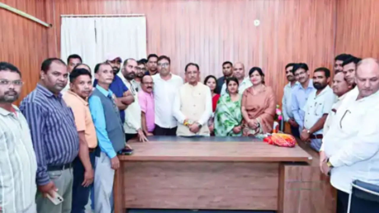 Delegation of Chhattisgarh Assistant Teachers' and Teachers' Federation meets the CM.
