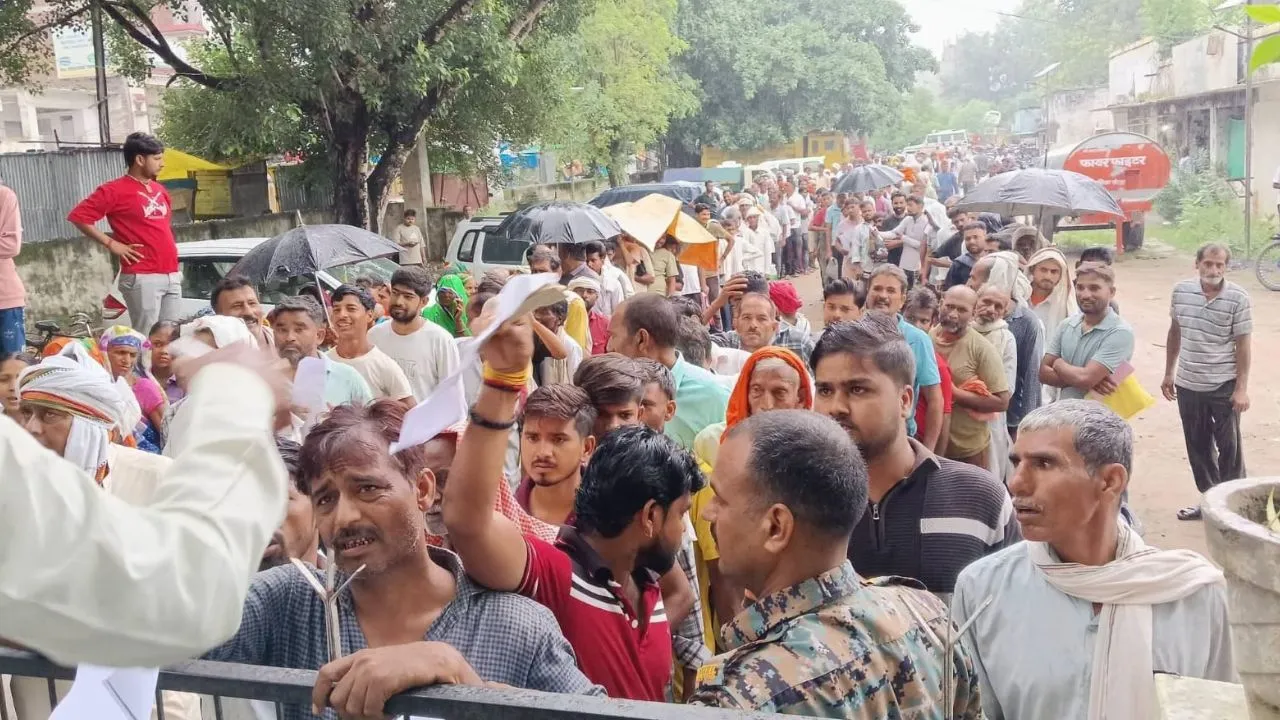 Farmers standing in line