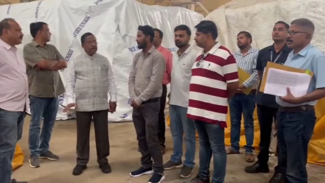 Agriculture Minister Ramvichar Netam reprimanded the Deputy Director.