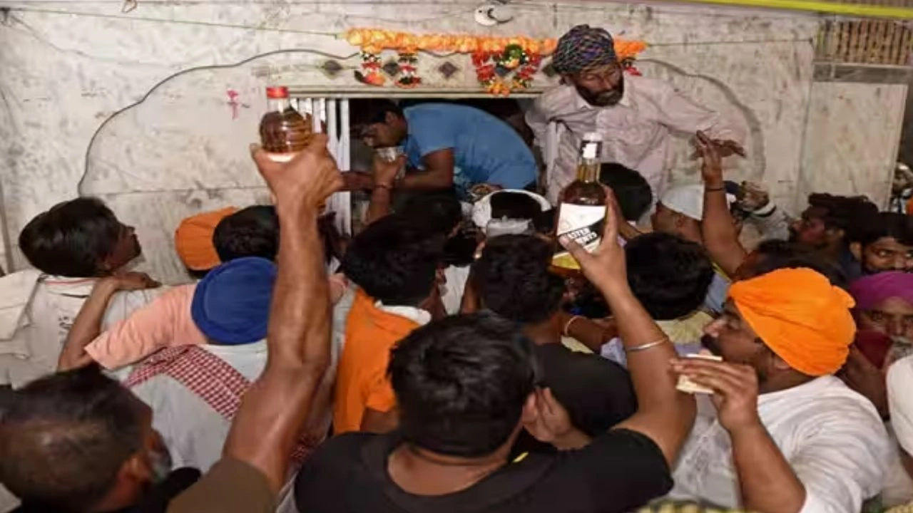 लाइन में लगकर लोग लेते हैं प्रसाद