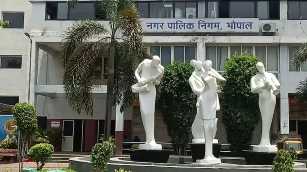 Bhopal Spitting Fine Swine Flu