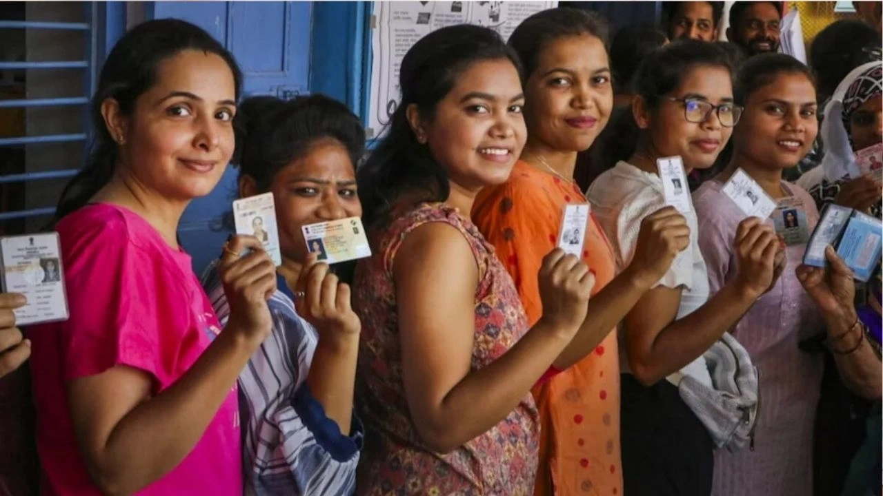 वोट‍िंग करते हुए युवा (फाइल फोटो)