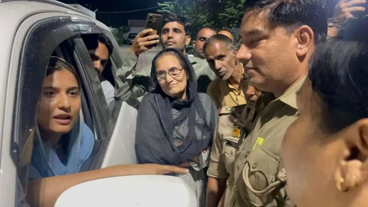 पुल‍िस से बातचीत करती सांसद इकरा हसन
