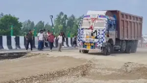 उद्घाटन के बाद ही धंस गई थी सड़क