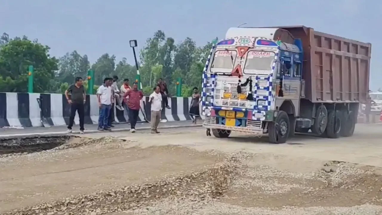 उद्घाटन के बाद ही धंस गई थी सड़क
