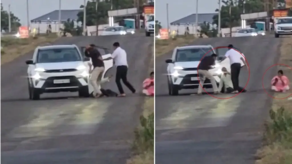 बीच सड़क पर मां-बाप को पीटते बेटे