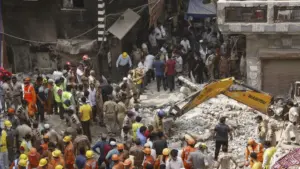 मलबे में तब्‍दील हुई इमारत