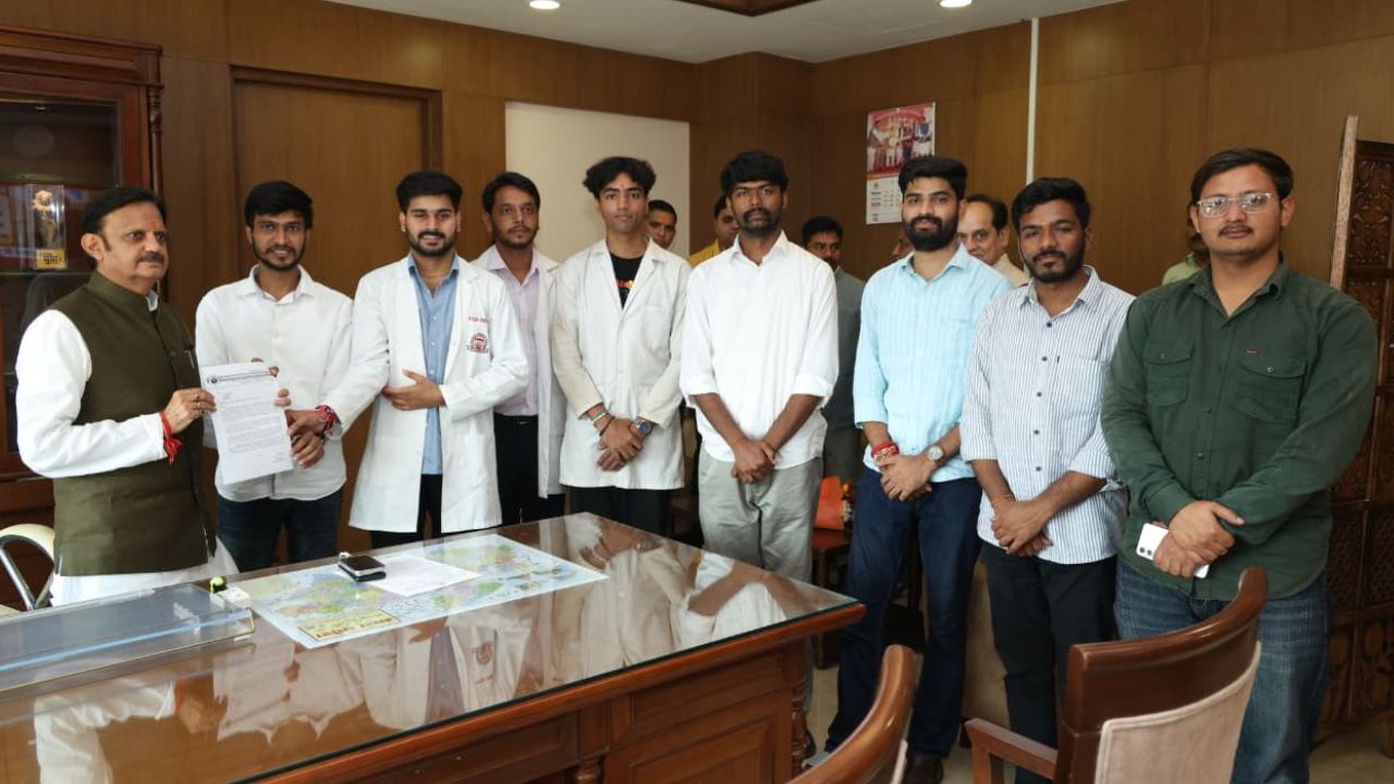 Deputy CM and Health Minister Rajendra Shukla met with intern doctors.