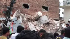 मलबे में तब्दील हुई इमारत