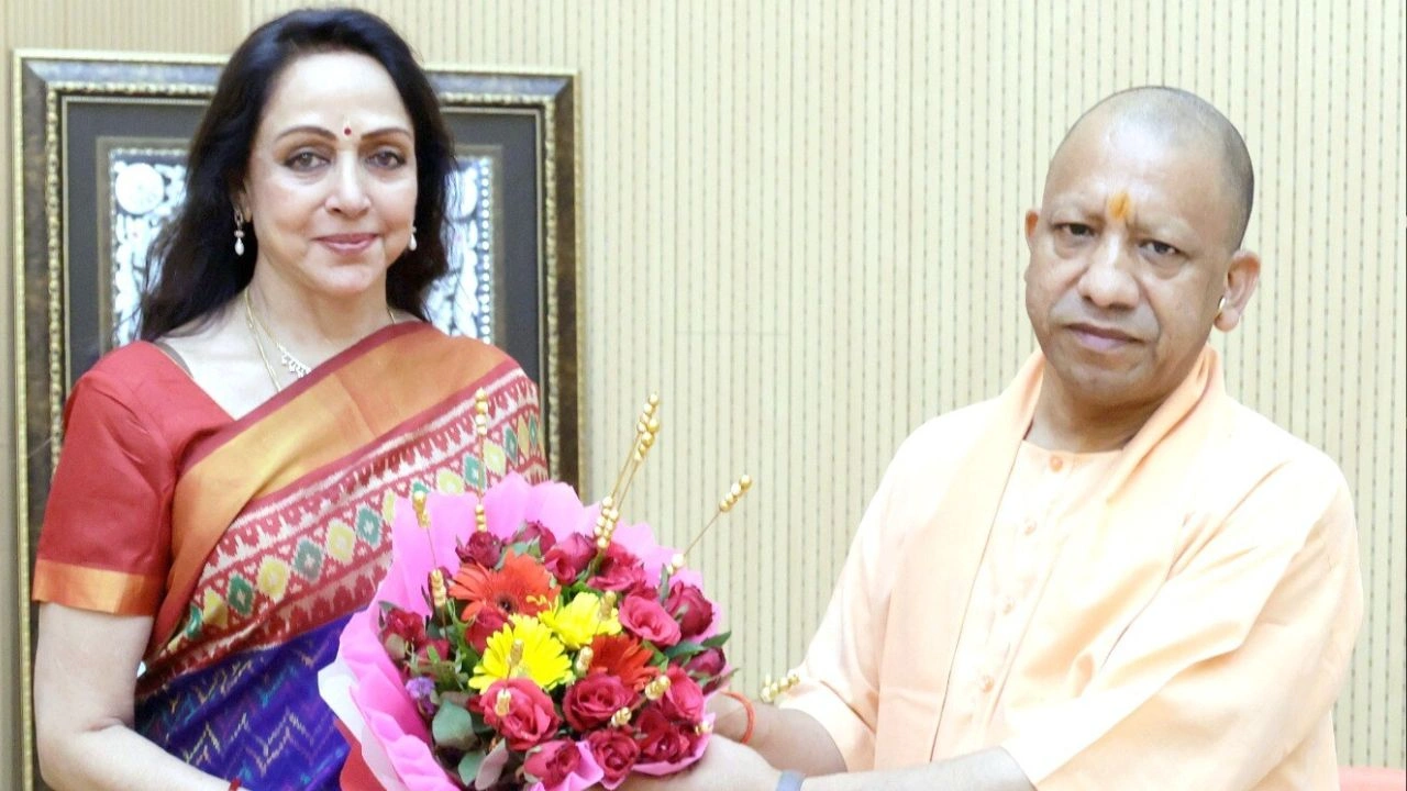 मथुरा सांसद हेमा माल‍िनी और सीएम योगी