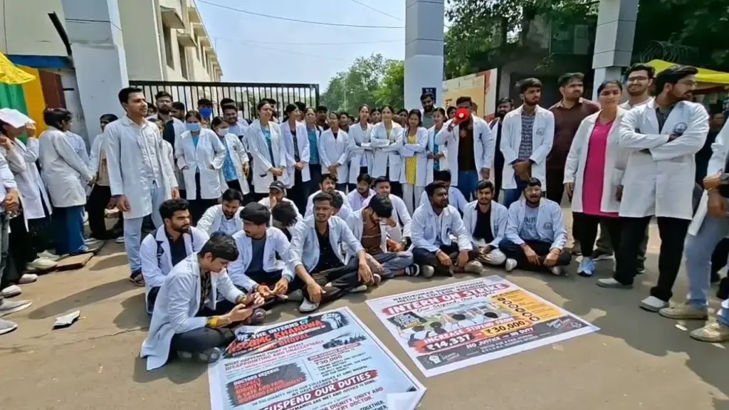 khandwa Intern doctors protest demanding stipend hike support rahul gandhi