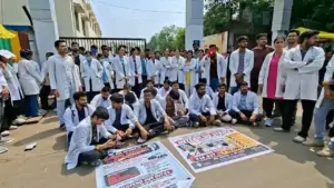 khandwa Intern doctors protest demanding stipend hike support rahul gandhi