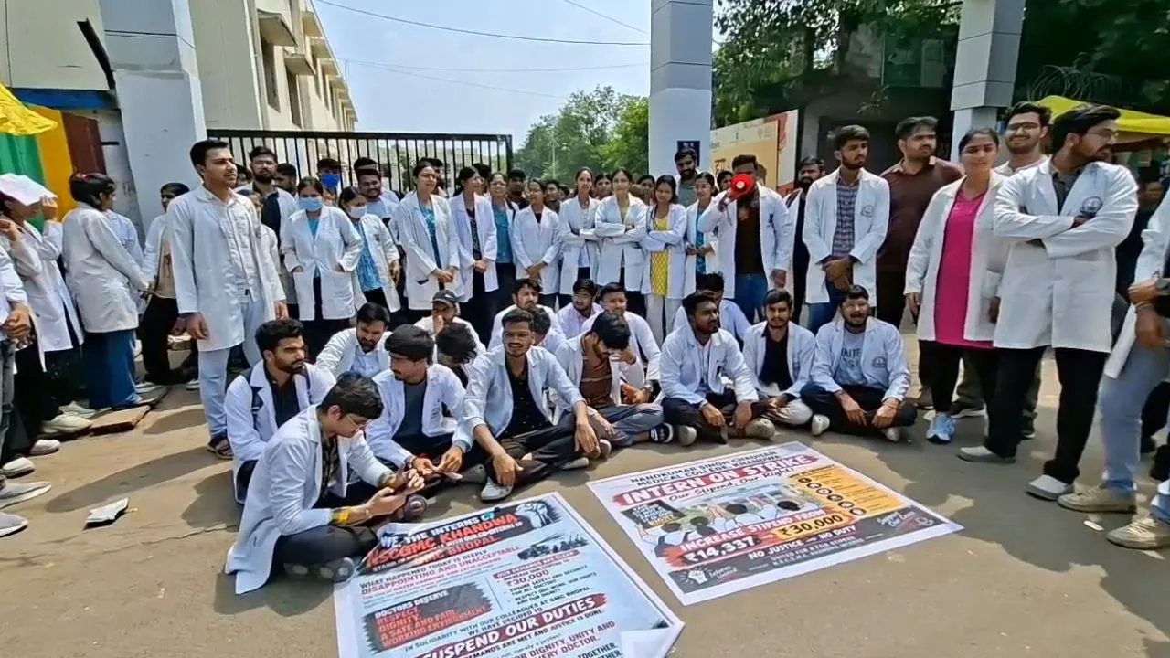 khandwa Intern doctors protest demanding stipend hike support rahul gandhi