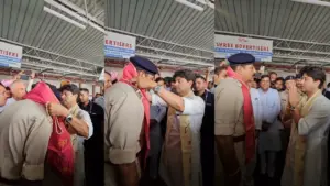 Union Minister Jyotiraditya Scindia honored ASI Virendra Tiwari Shivpuri railway station