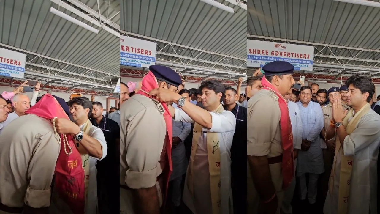 Union Minister Jyotiraditya Scindia honored ASI Virendra Tiwari Shivpuri railway station