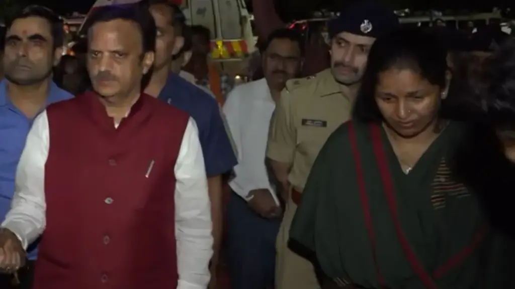 sagar liquor tragedy Deputy CM Rajendra Shukla met victims bundelkhand medical college