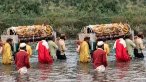 People carrying a funeral bier on their shoulders.