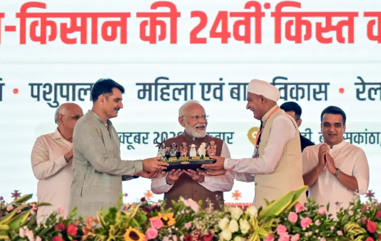 ‘देश में अफरातफरी और मोदी को बदनाम करने का प्लान…’, गुजरात में किसानों से क्या बोले PM Modi