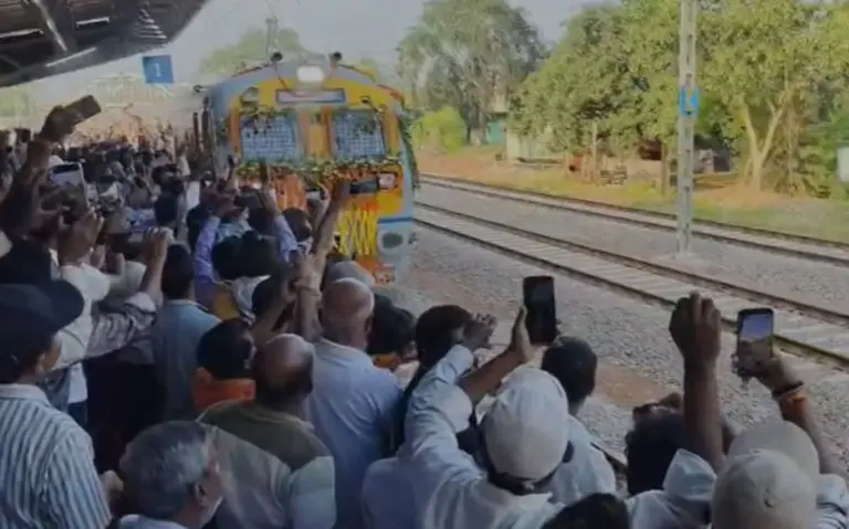 CG News: 10 साल का इंतजार खत्म! कुरूद पहुंची ट्रेन, लगे भारत माता की जय के नारे