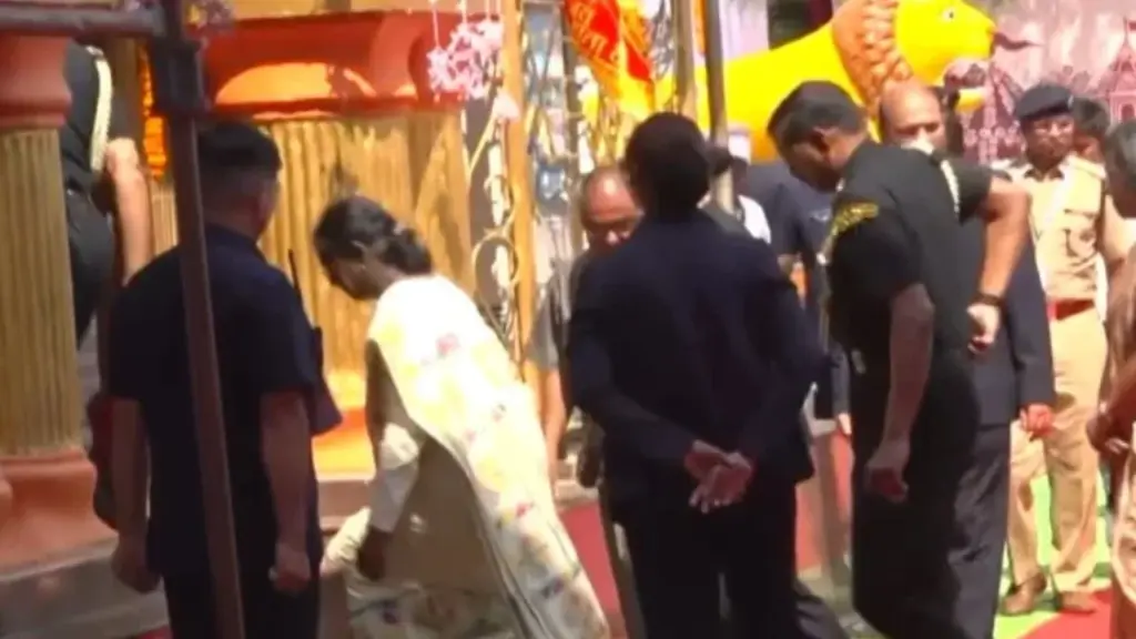 राष्ट्रपति द्रौपदी मुर्मू ने किए मां दंतेश्वरी के दर्शन, ‘मुरिया दरबार’ में हुईं शामिल