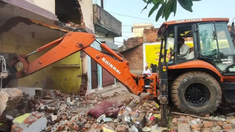 Rajnandgaon News: गौरीनगर में गायों के सिर मिलने के मामले में प्रशासन सख्त, आरोपियों के घर पर चला बुलडोजर