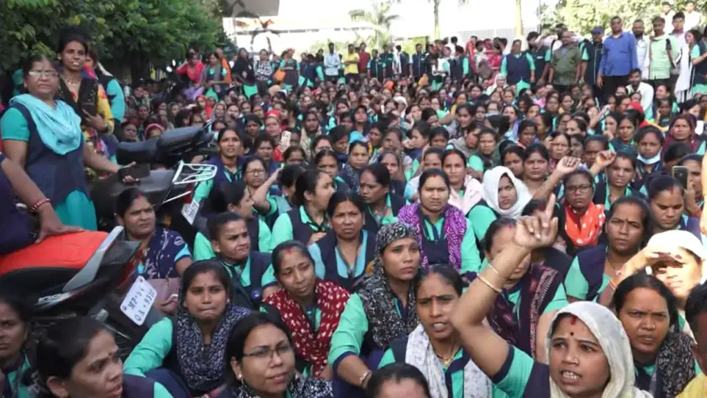 bhopal aiims outsourced employees protest