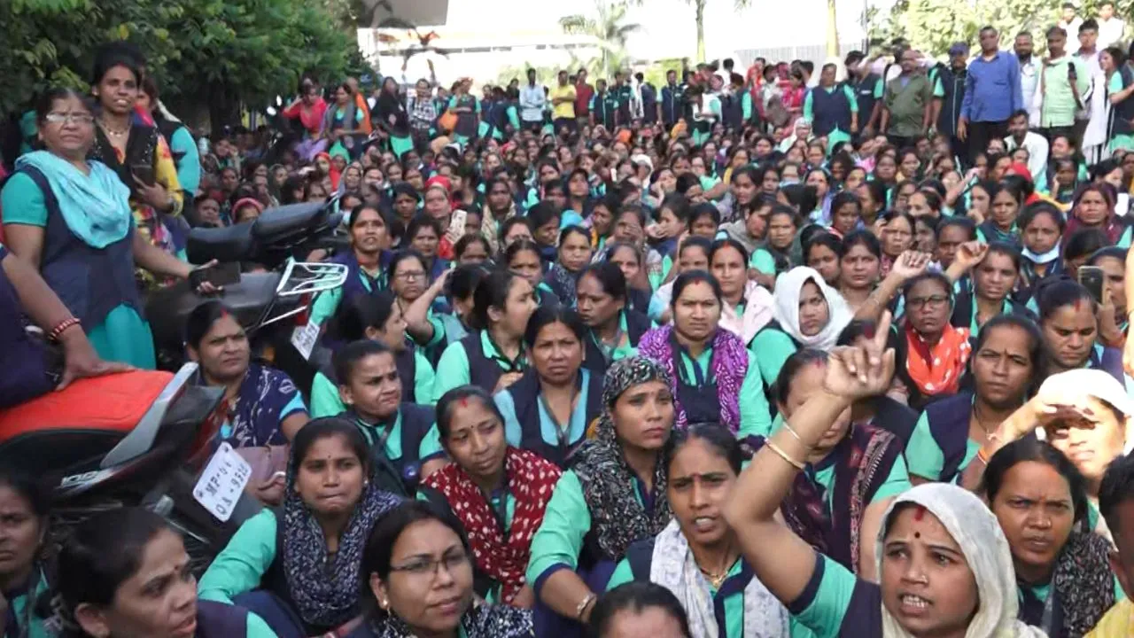 bhopal aiims outsourced employees protest