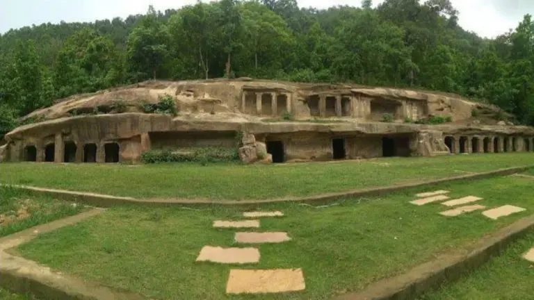 जंगलों में छिपा है रावण-मंदोदरी का विवाह मंडप! जानिए सिंगरौली की माड़ा गुफाओं का रहस्य