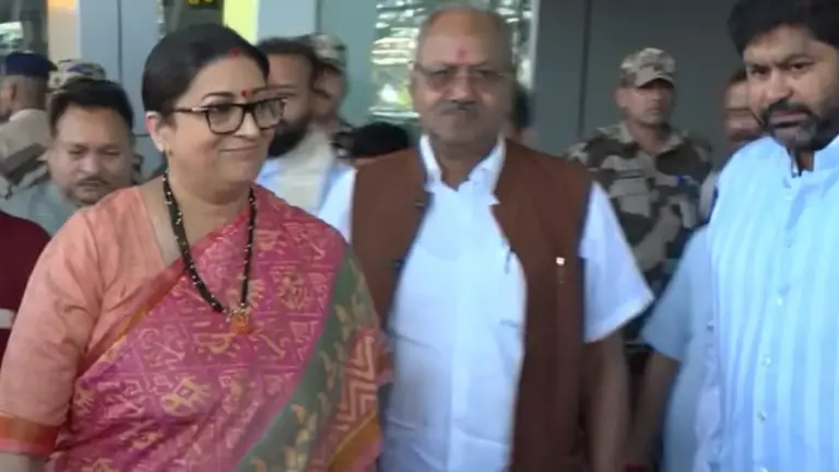 रायपुर पहुंचीं BJP प्रदेश प्रभारी स्मृति ईरानी, 2 दिनों में करेंगी 12 बैठकें, MP-MLA के साथ होगी मीटिंग