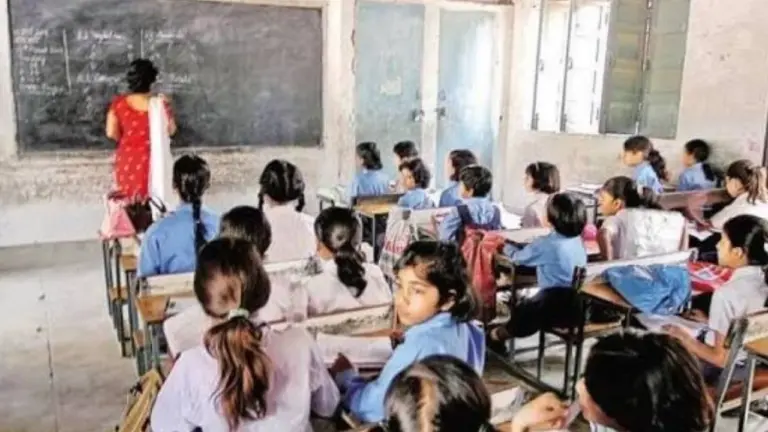 Chirmiri Bharatpur News: स्कूल में बच्चे गायब, पढ़ाई ठप होने की शिकायत पर तीन शिक्षकों को कारण बताओ नोटिस