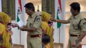The SP handed the appointment letter to Manish.