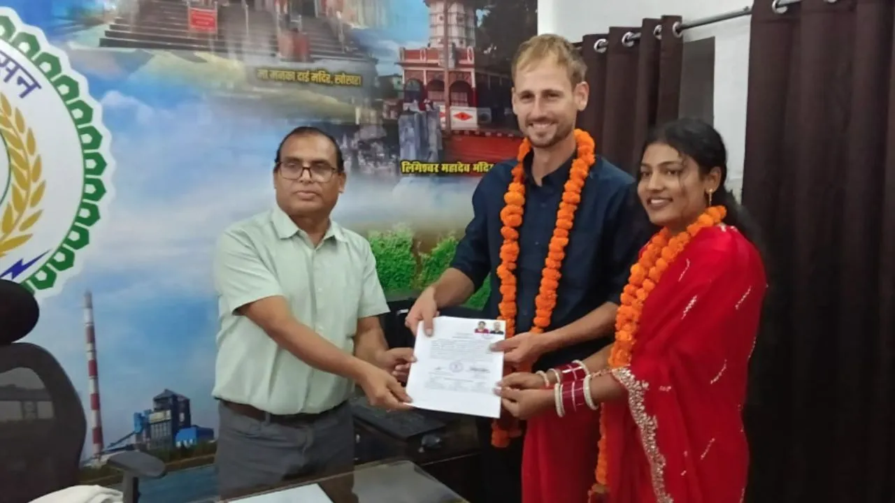 A young man from the Netherlands married a young woman from Chhattisgarh.