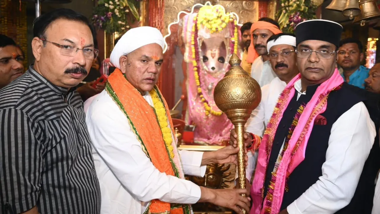 Saint Rawatpura Sarkar and Minister Vishwas Sarang arrived at the Khedapati Hanuman Temple to offer prayers.